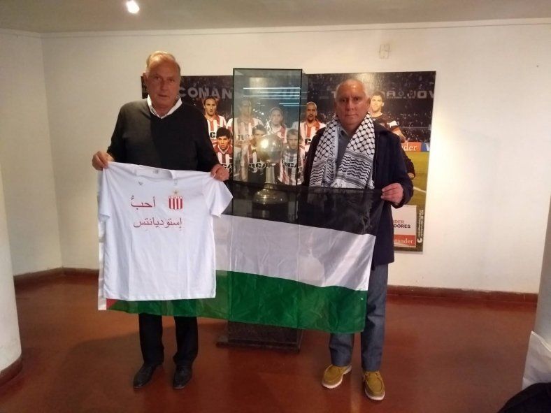 Luis Álvarez Gelves, dirigente en Estudiantes, junto a Saúl Bazán, posando con una bandera del Estado de Palestina