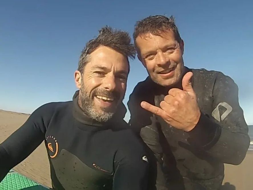 Valentín Villalba y Diego Schulz, son los dos bonaerenses que tuvieron el placer de nadar y jugar con más de diez ballenas en la localidad de Monte Hermoso.