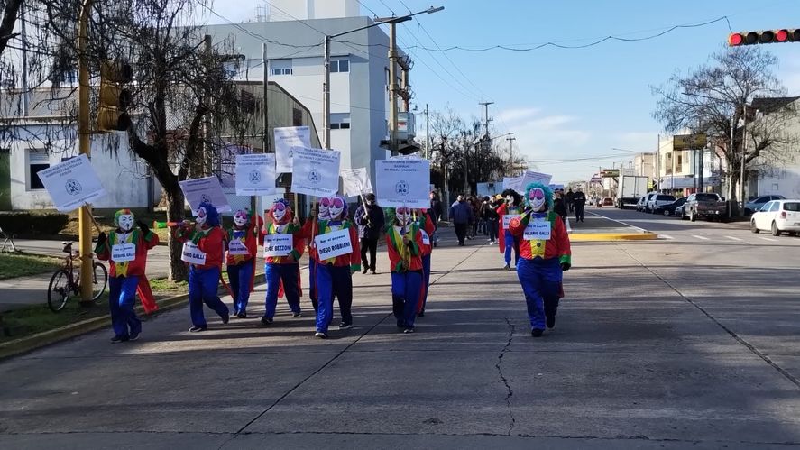 Durante una protesta en Olavarría por las paritarias, municipales se vistieron de payasos: “Es una representación grotesca de algunos funcionarios” dijeron.