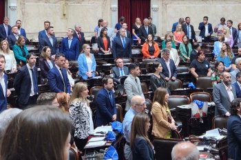 José Luis Espert fue el único legislador en el recinto que permaneció sentado durante la apertura de la sesión.