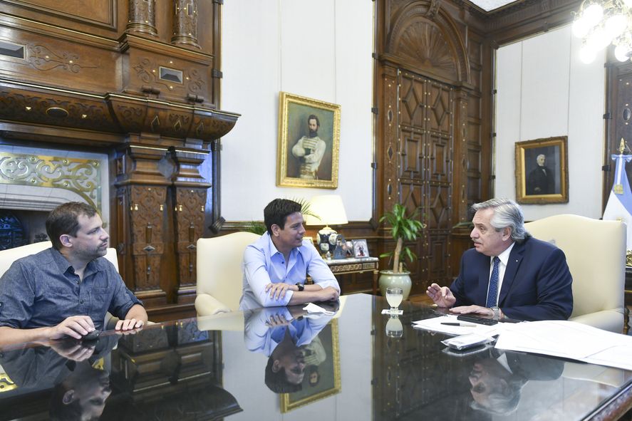 El presidente Alberto Fernández junto al intendente de La Costa