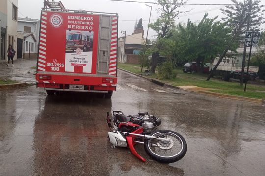 berisso: asi fue el choque entre un camion de bomberos y una moto