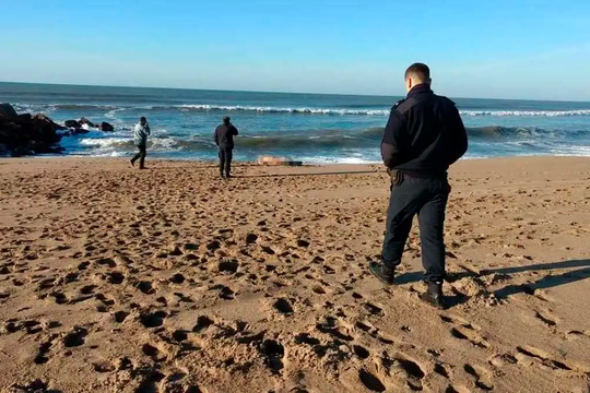 horror en miramar: hallaron un cadaver sin cabeza y sin un brazo en la playa
