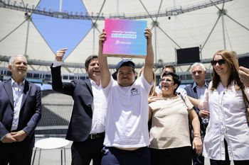 kicillof: estudiar es un derecho, no un privilegio, en la entrega de 750 computadoras a estudiantes bonaerenses