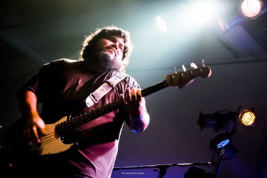 Santiago Barrionuevo, cantante de la banda de indie platense El Mató a un Policía Motorizado confirmó que serán los encargados de reversionar la banda sonora de Okupas.