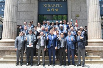 En la segunda jornada de su visita oficial, el Ministro de Economía nacional, Sergio Massa, se reunió con empresarios mineros de China quienes le confirmaron inversiones para procesar litio en la Argentina.
