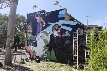La Libertad de Prensa es el reconocido mural de Rocambole y está ubicado en el paso a nivel de Camino Centerario, Gonnet. 