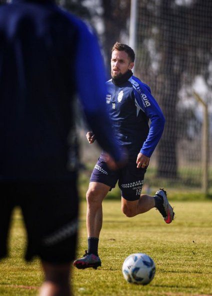 Gimnasia retomó los entrenamientos en Abasto y Nicolás Colazo trabajó a la par del grupo. (FOTO: @evapardofotografía)