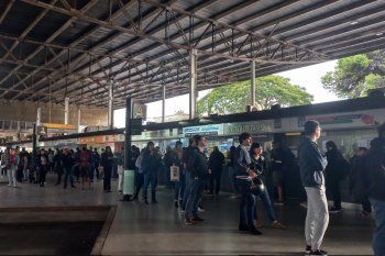 El paro de Metropol generó interminables colas en la terminal de ómnibus de La Plata durante la mañana del jueves.