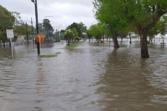 La crecida del río provocó el anegamiento de algunas calles  (Foto: @FacundoNoticias)