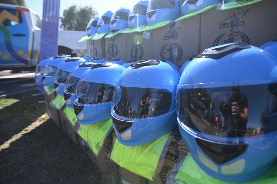 "Casco siempre" es una iniciativa lanzada por la Agencia Nacional de Seguridad Vial (ANSV) con el objetivo de mejorar la seguridad vial de los motociclistas. 