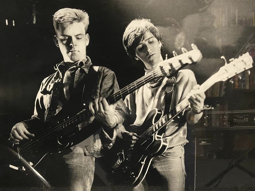 Murió Andy Rourke, bajista de los Smiths. Esta es una de las imagenes que compartió su amigo, el guitarrista Johnny Marr.