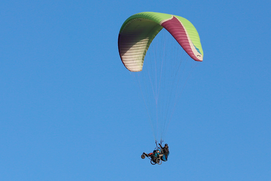 Inclusión en el aire: personas con discapacidad volaron en parapente.
