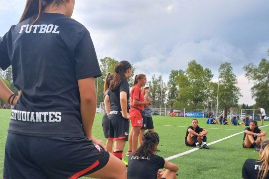 El fútbol femenino de Estudiantes se prepara para el debut en Primera B. (Foto: prensa EDLP)
