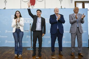 Kicillof entregó viviendas para policías en General La Madrid y criticó la paralización de obras por parte del Gobierno Nacional