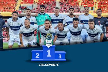 El podio de Gimnasia en la derrota ante Independiente