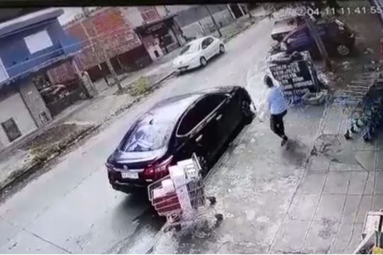 video: un comerciante chino persiguio y mato a un ladron que le robo huevos de pascua