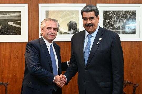 Alberto Fernández y Nicolás Maduro se encontraron cara a cara en Brasil.
