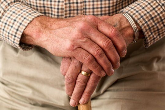 El Ministerio de Salud bonaerense actualizó el protocolo para visitas a hogares de adultos mayores