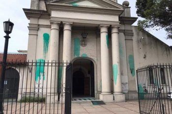 La catedral de Moreno, ¿atacada por militantes pro aborto?
