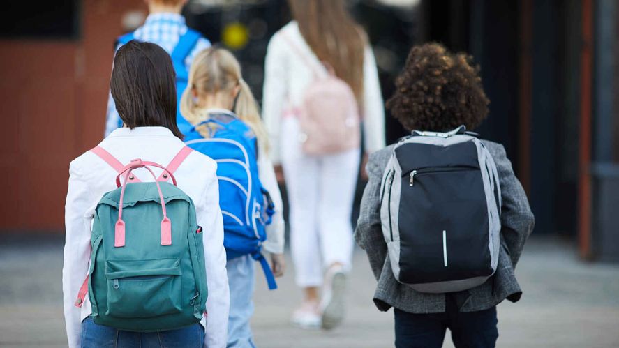Es necesario tener en cuenta una serie de recomendaciones a la hora de utilizar mochilas escolares para evitar lesiones.