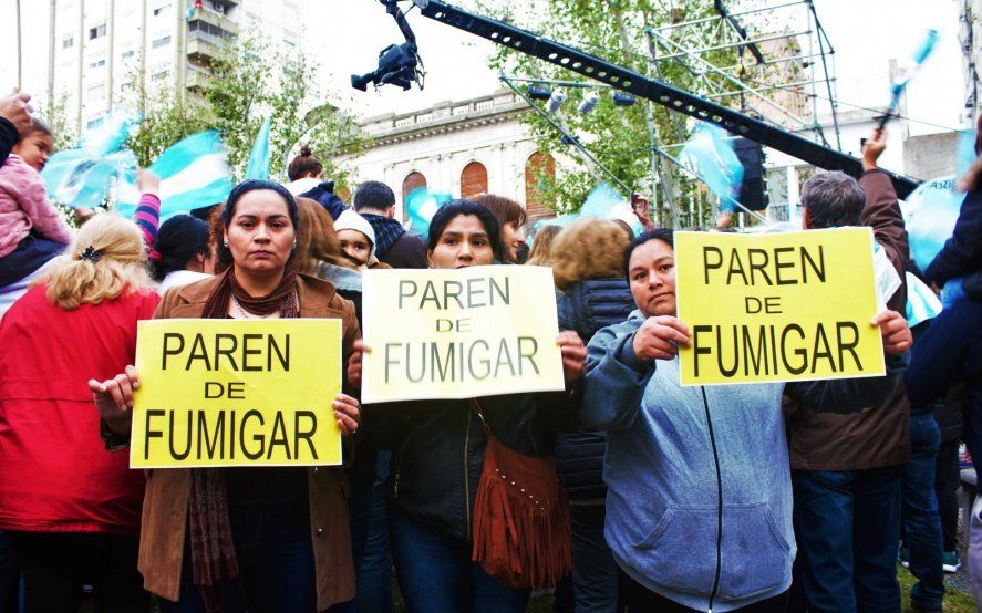 “Bajen el cartel”: así reaccionó Vidal frente a un grupo de madres que protestaban contra las fumigaciones