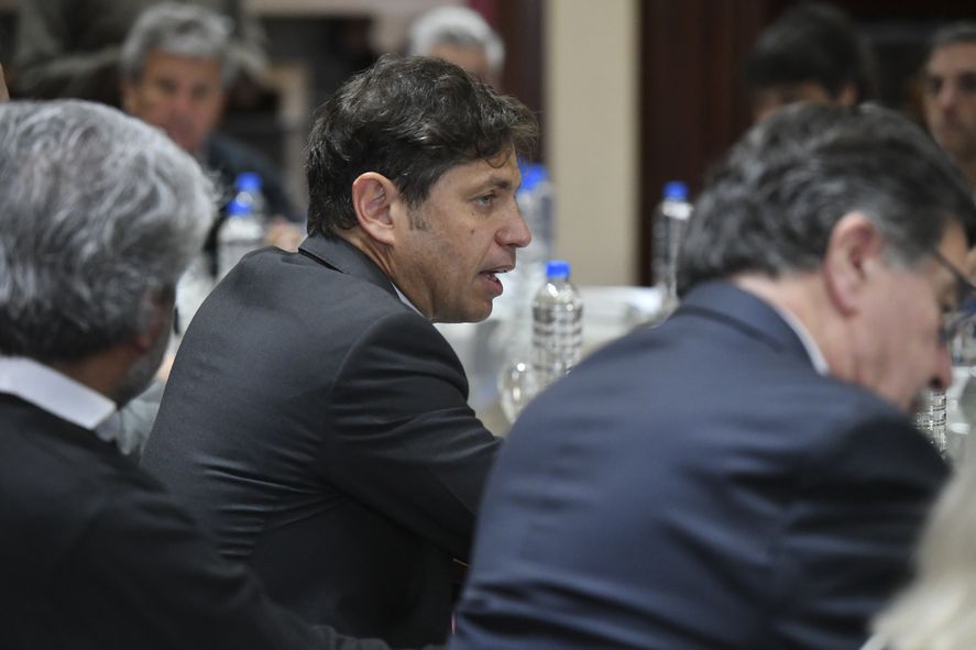 El gobernador Axel Kicillof hizo referencia al polémico viaje de jueces y fiscales al sur y la persecución contra Cristina Kirchner.