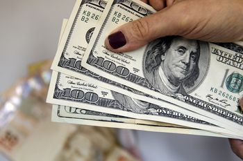 el dolar oficial subio a $119,75 y el blue aumento $7