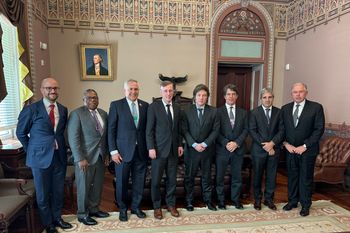 La fotografía de Javier Milei en la Casa Blanca de Estados Unidos con su comitiva, que despertó comentarios en redes sociales por la ubicación de las manos de los 4 argentinos, como tapando los genitales, a diferencia de los 4 representantes norteamericanos. 