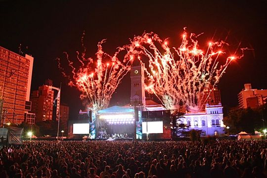 Con grandes artistas y más de 125 mil personas, La Plata celebró sus 142 años de historia