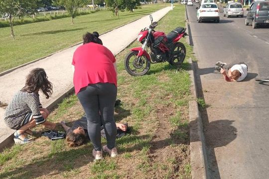 colisionaron una moto con una bicicleta en una avenida de la plata: dos internados