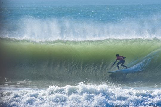 Otra jornada de surf y olas impactantes en Mar del Plata (Fotos: Diego Diyorio)