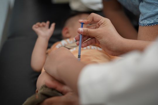 Niños y niñas de 6 meses a 2 años deben aplicarse la vacuna antigripal.