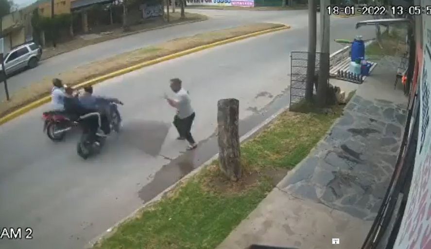 San Vicente: le tiró una reja a motochorros y evitó un robo
