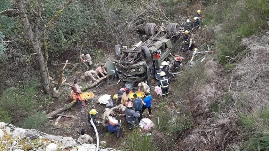 Tragedia en Neuquén: desbarrancó un camión del Ejército y murieron 4 soldados