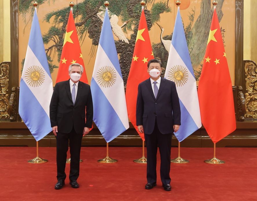 Alberto Fern&aacute;ndez junto a Xi Jinping, su par de China, en febrero de 2022, cuando Argentina cerr&oacute; la incoporaci&oacute;n a la Franja y la Ruta.