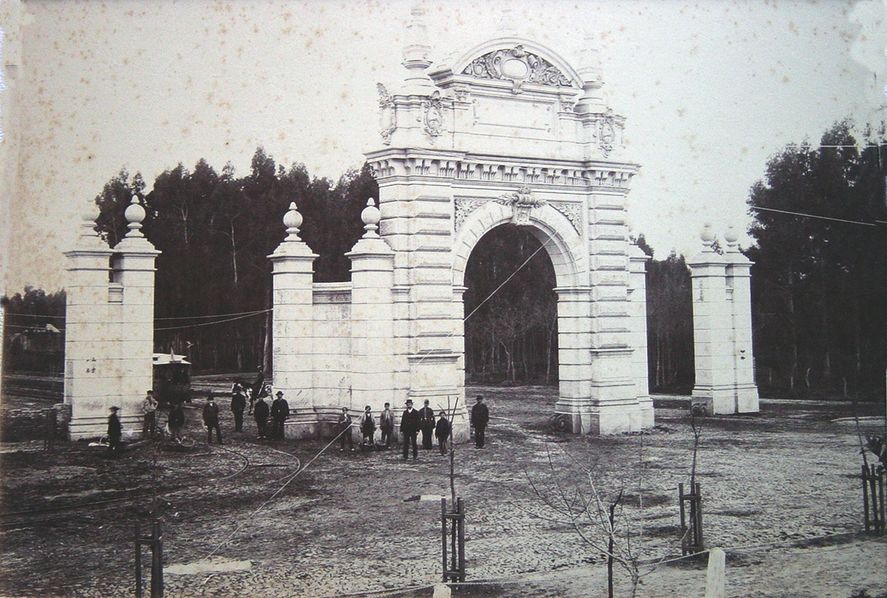 Arco fundacional de Gimnasia y Esgrima La Plata. (Fuente: Museo dardo Rocha).