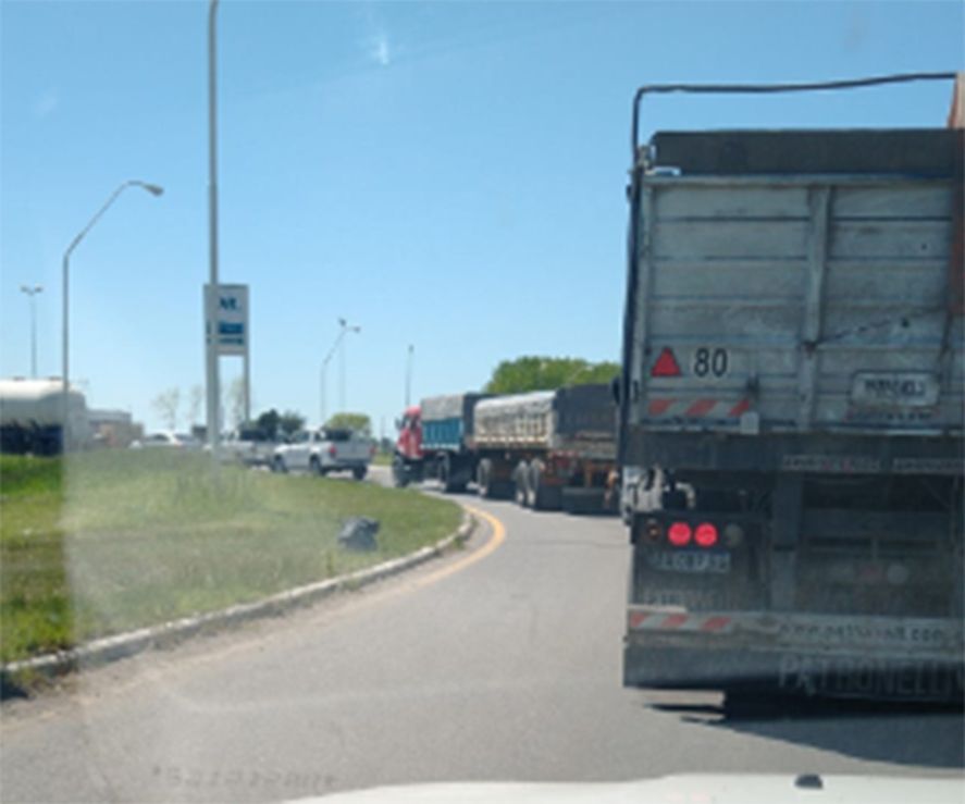 El corte de Ruta 3 y 226 genera complicaciones para circular hacia Azul, Olavarría y Benito Juárez. 