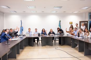 Diputada Susana González y Anahí Bilbao en comisión. 