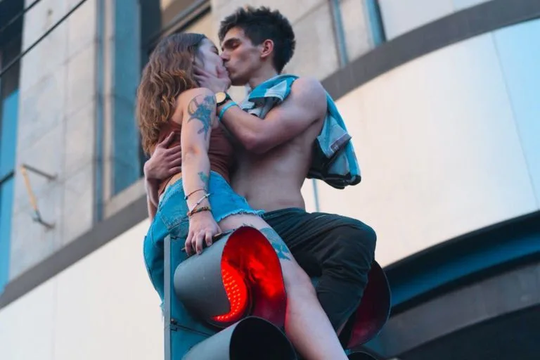 Gonzalo y Violeta los jovenes de la foto que se hizo viral en los festejos tras el triunfo de Argentina 
