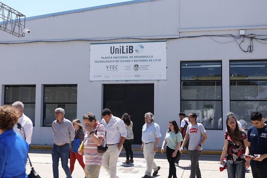 La Mesa de Litio recorri&oacute; la planta de bater&iacute;as de la UNLP que est&aacute; "a punto" de empezar a producir.