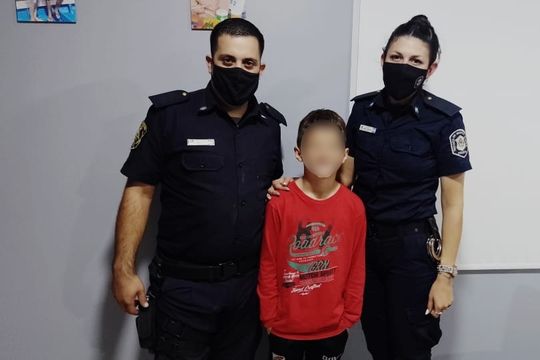 brandsen: el conmovedor encuentro de dos policias con el nene al que le salvaron la vida