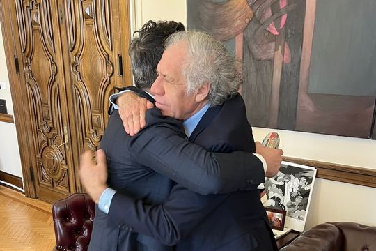 Luis Almagro, secretario general de la OEA, abrazado con un intendente del Conurbano bonaerense
