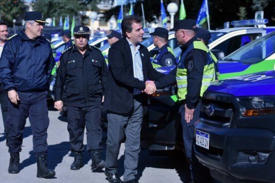 ritondo entrego 75 moviles policiales para distribuir en municipios del interior bonaerense