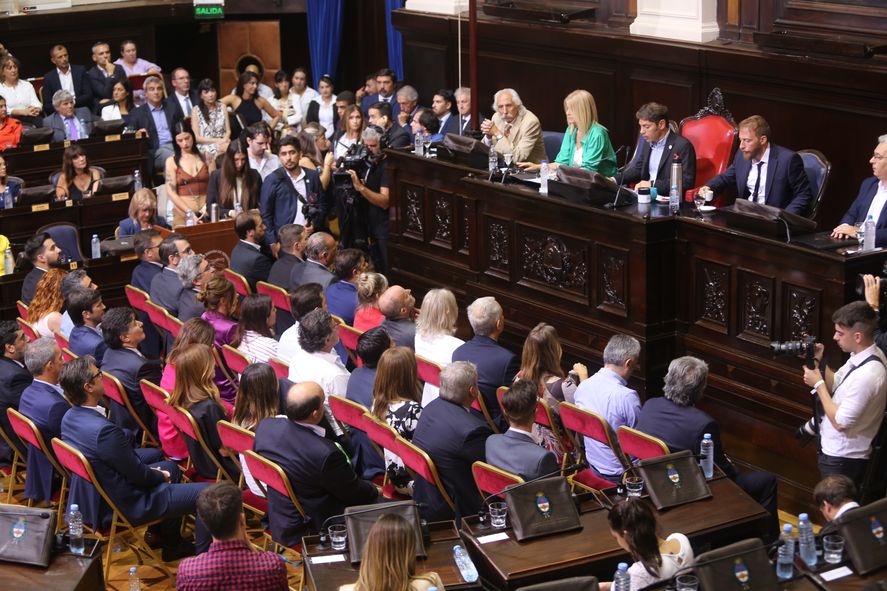 Funcionarios y dirigentes del Frente de Todos, tanto a nivel nacional como provincial, siguieron el discurso de Axel Kicillof desde el hemicírculo de la Cámara de Diputados.