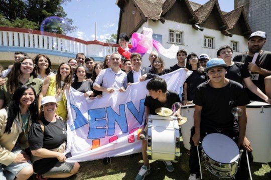 en la previa de la mateada, axel kicillof suma un brazo juvenil a su armado