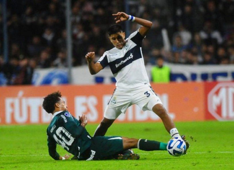 Rodrigo Gallo con la camiseta de Gimnasia