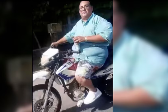 escracharon a un inspector de transito de moron en moto pero sin casco y tomando cerveza