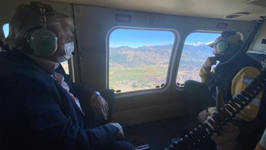 El Presidente sobrevoló en helicóptero las zonas afectadas por los incendios en Chubut.