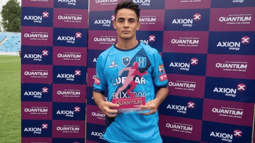 Ricardo Ramírez recibiendo un premio de la Copa Argentina